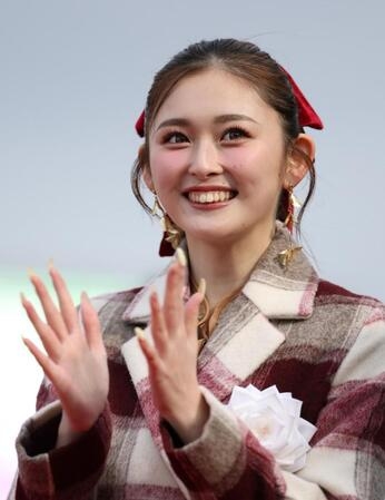 「頭身どうなってんの？？」阪神競馬場降臨のすらり長身ゆうちゃみにSNS騒然「表彰式で一番背が高い」「異彩放ってたな」