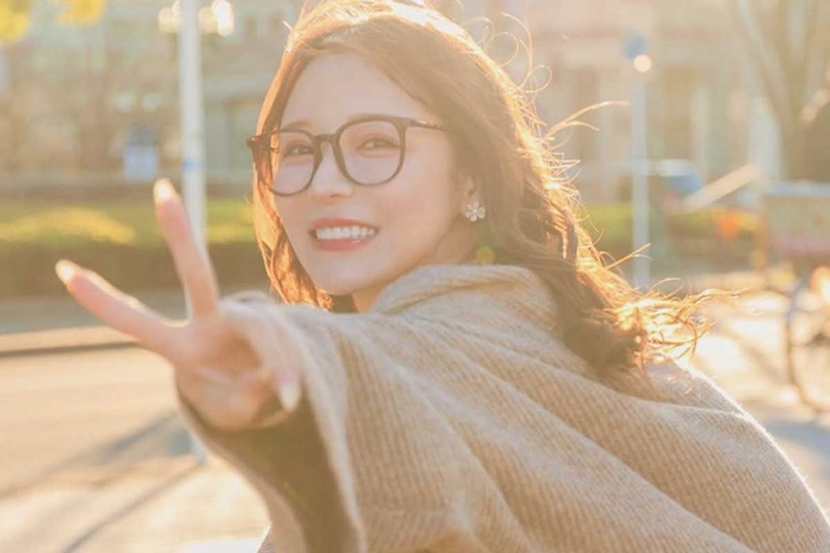 進撃のノア、人気YouTuberヒカルとの離婚報告「自分らしくまた幸せの道探します」　メガネ姿でピースサイン | ENCOUNT