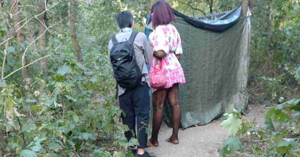 「30ユーロでいいから」　森の奥深くへ　記者を誘う女性たち | 毎日新聞