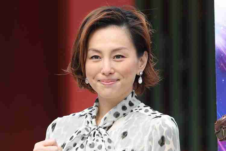 《米倉涼子の自宅マンション前に異変》大手メディアが集結で一体何が…薬物疑惑報道後に更新が止まったファンクラブは継続中（NEWSポストセブン） - Yahoo!ニュース