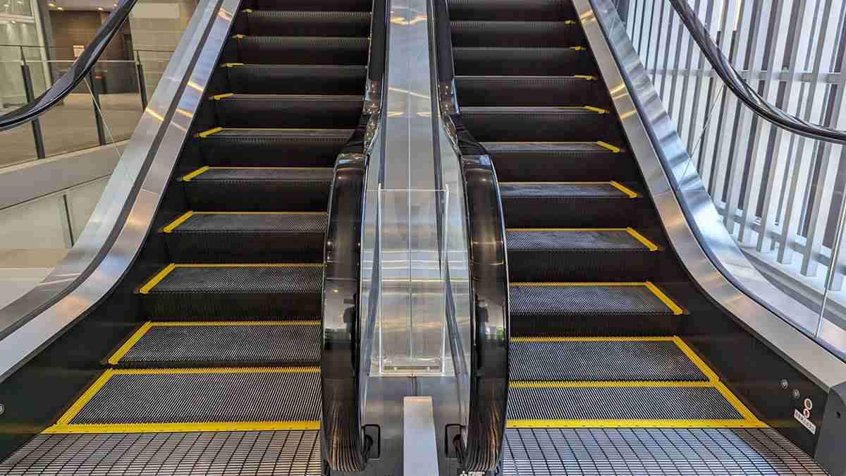 「そういえば右側を歩く人が減ったような…」　エスカレーターの謎マナー「片側空け」が最近改善されてきた？　福岡では強めな“啓発アナウンス”も