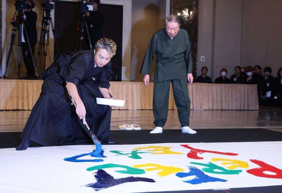 TAKAHIROは書道八段!達筆すぎるだろ…力強い書体披露→世界的な書道の巨匠を「うまい!」とうならせる