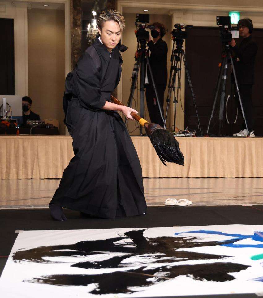 TAKAHIROは書道八段!達筆すぎるだろ…力強い書体披露→世界的な書道の巨匠を「うまい!」とうならせる