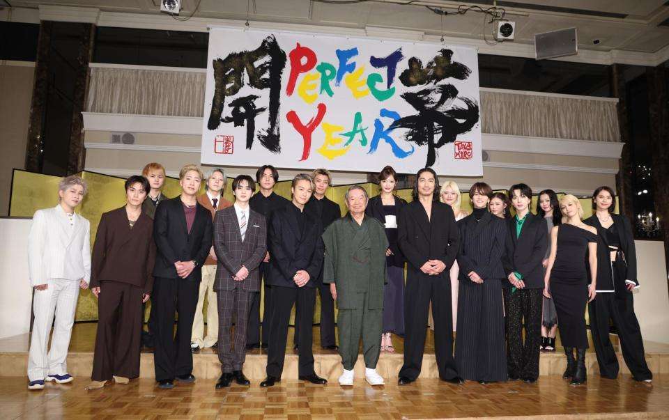 TAKAHIROは書道八段!達筆すぎるだろ…力強い書体披露→世界的な書道の巨匠を「うまい!」とうならせる