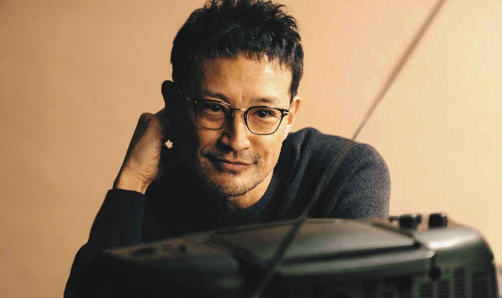 松岡昌宏が髭を生やし黒レザー姿でサングラス越しに視線を逸らしたアップショット披露！「マボ爆イケ」「渋くて男前」「疲れが吹っ飛ぶカッコよさ」