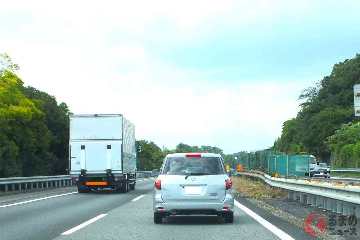 「なぜ彼らは退かないのか？」 右車線ずっと走る「通せんぼ車」なぜ？　高速「右車線」走り続けるとどうなるのか | くるまのニュース
