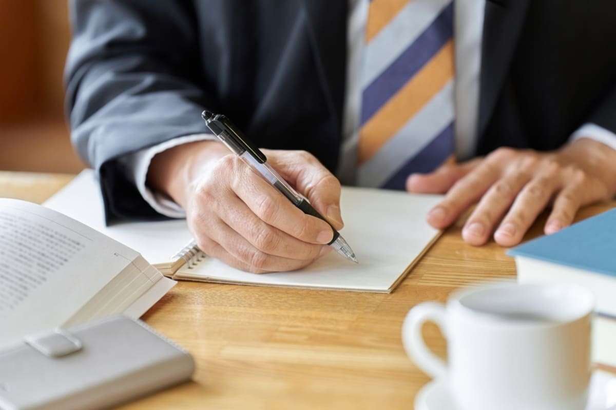 スタバで勉強しています。毎回注文もしていますが「お店的には迷惑では？」と友人から言われました。勉強目的の利用はよろしくないのでしょうか？|ファイナンシャルフィールド|﻿その他暮らし