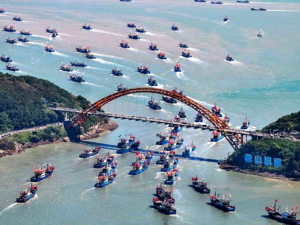 東シナ海に中国の漁船が1000～2000隻大集合、漁には見えないその正体とは 海上の壁と海上民兵：中国漁船団が示す「現代版・人海戦術」(1/3) | JBpress (ジェイビープレス)