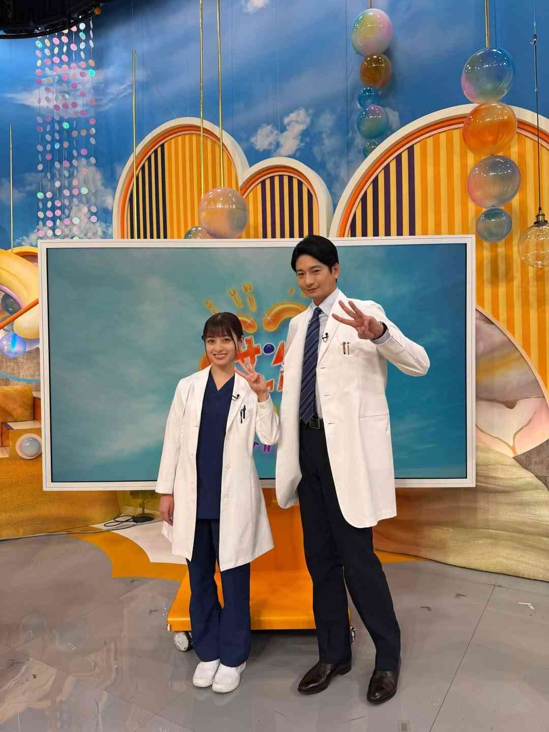 「向井理って3mくらい身長あるん」152.3センチ橋本環奈と並ぶ〝衝撃2ショット〟「デカ！デカ！」「身長差すごくてトリックアートみたい笑」
