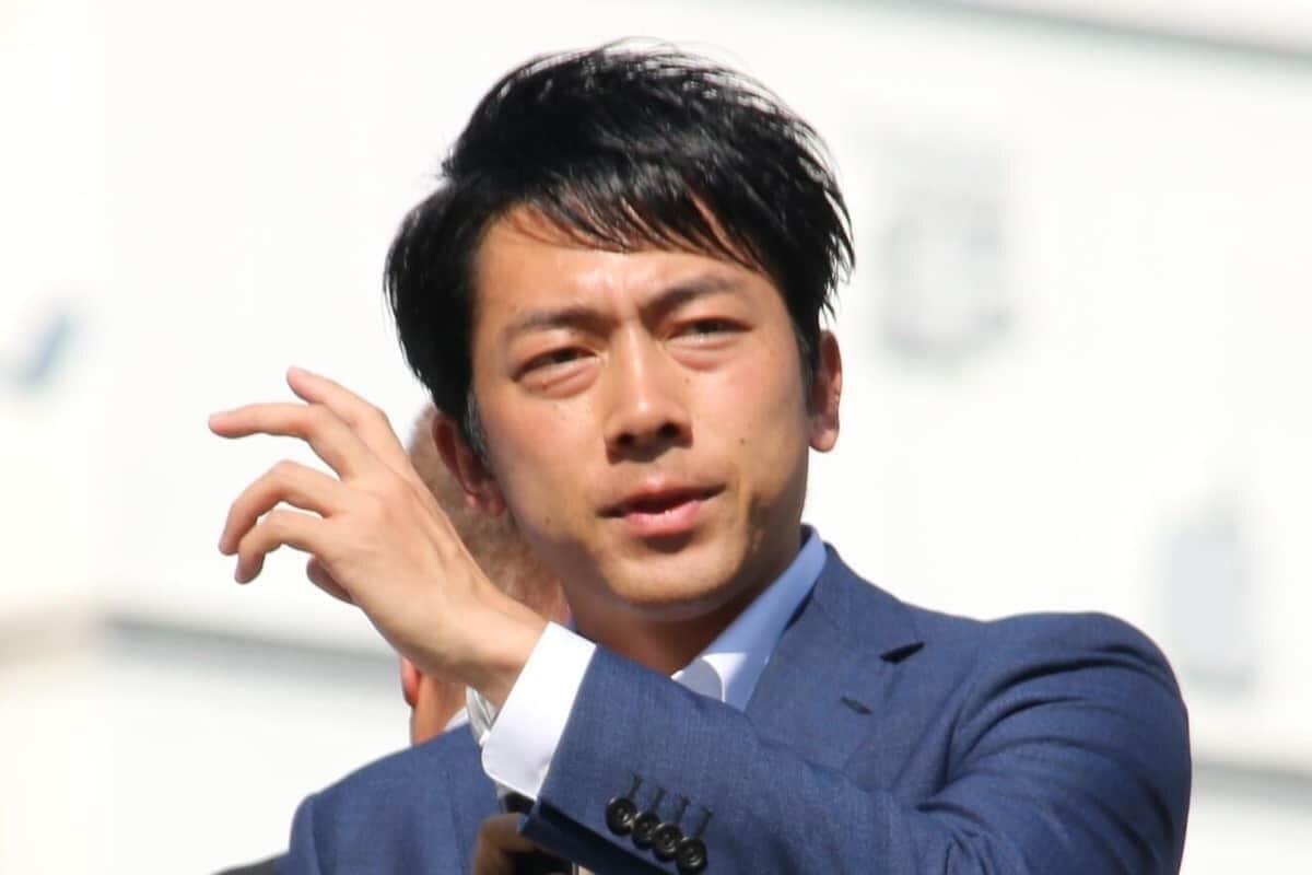 「色気ダダ漏れ」「日本人の誇り」小泉防衛相、海外オフショが絶賛の嵐　黒コート姿で「どこの俳優かと」: J-CAST ニュース