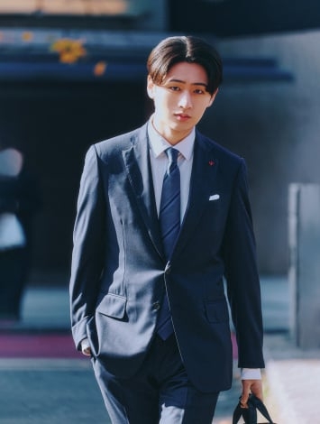 KEY TO LIT猪狩蒼弥、『Oggi』スーツ男子企画で同僚役 甘いストーリー展開も…「思わずツッコミたくなるおもしろい撮影でした」