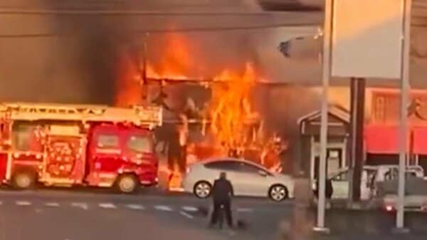 「仕込みのため火を付けたまま…」ラーメン店全焼…店主は店を離れて休憩中　消防車など10台出動　茨城･つくば市｜FNNプライムオンライン