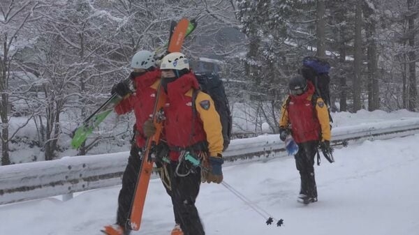「雪崩に巻き込まれた」バックカントリースキー中にアメリカ国籍の30代の男女が遭難　男性は自力下山　女性は安否不明　4日朝から捜索へ　長野・白馬村｜FNNプライムオンライン