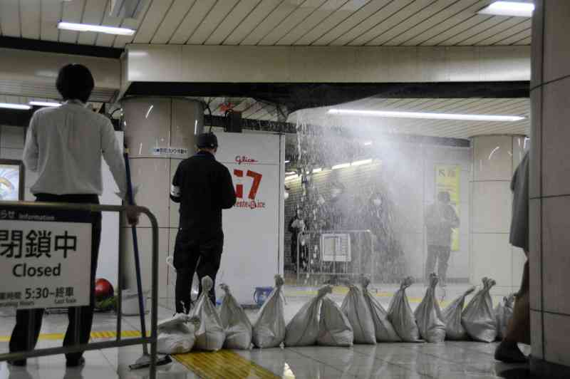 霞ケ関駅で「ザー」　天井から水が噴き出す　給水管破損か（毎日新聞） - Yahoo!ニュース
