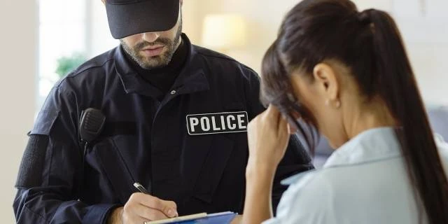 「なぜ下着が派手なのか」手錠をかけられ“別室”で長時間の取り調べも…売春疑われた日本人女性が受けた「入国審査」での仕打ち