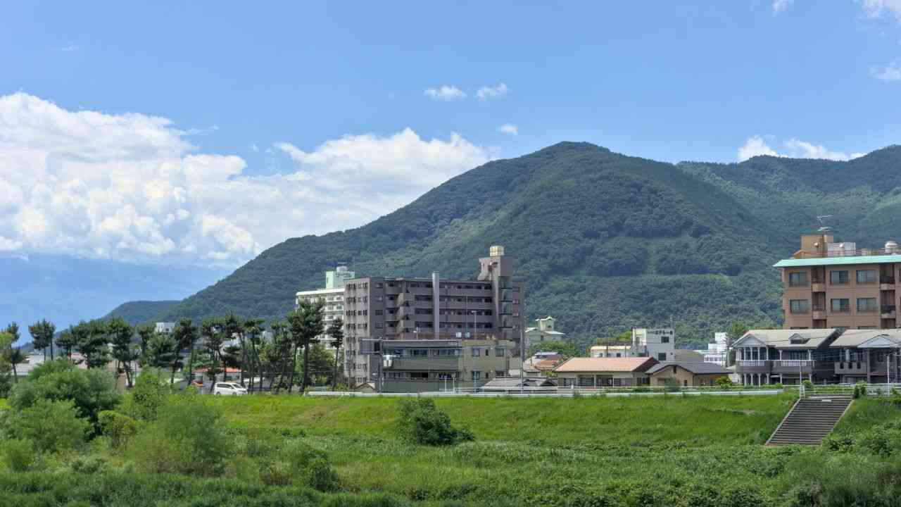 「日本の不動産はバーゲンセール」経営者が夜逃げした“バブルの残骸”を中国勢が次々と買収…石和温泉の4軒に1軒が中国資本、「客の8割が中国人」のホテルも出現（THE GOLD ONLINE（ゴールドオンライン）） - Yahoo!ニュース