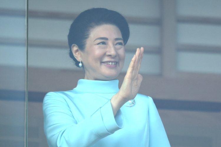 《新年一般参賀の“ブルーリンク”コーデ》皇后雅子さまはスタンドカラーでフォーマルに、愛子さまはマオカラー風で親しみやすさを演出（NEWSポストセブン） - Yahoo!ニュース