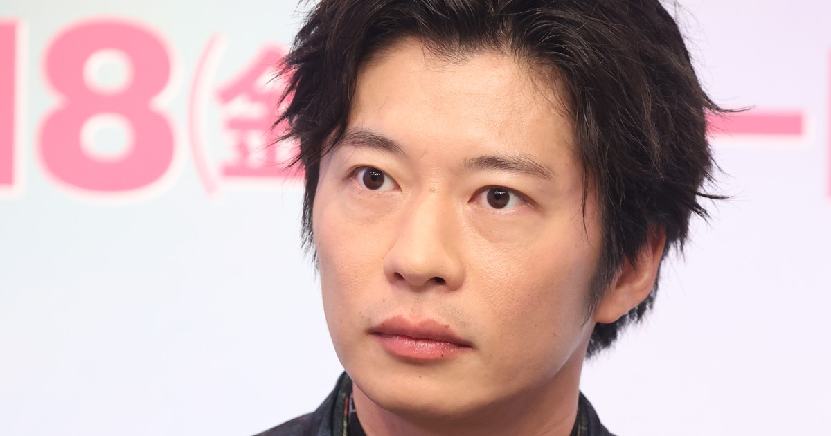 《社長・小栗旬は妻同伴で参加》田中圭　不倫疑惑から8カ月…事務所の忘年会で目撃した「珍しい姿」 | 女性自身