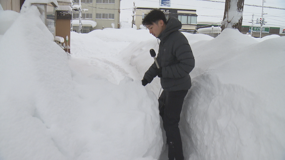 雪の塊が道を…青森市で40年ぶりに1月の積雪が140cm超！除雪中の死亡事故や交通の大幅な乱れなど大雪が生活圧迫（2026年1月28日掲載）｜青森放送NEWS NNN