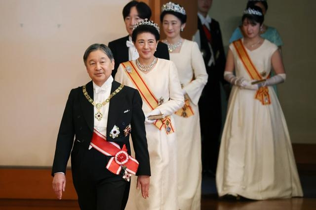 天皇陛下「国民の幸せ祈る」　皇居で新年祝賀の儀、悠仁さま初出席（朝日新聞） - Yahoo!ニュース
