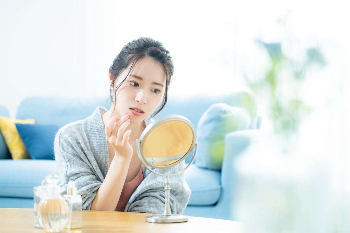 「鼻毛」白くなるのは加齢だけが原因じゃない…実は“病気”の可能性も 医師が教える変色のメカニズム | オトナンサー