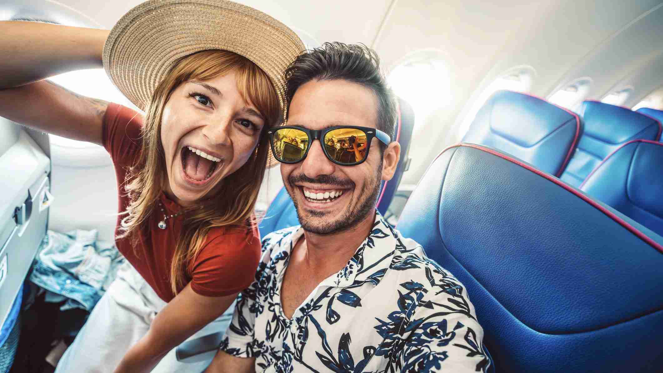 彼氏と一緒に飛行機に乗ったら“真ん中の席”に座らされた　不満を漏らした彼女に「それはあなたを好きじゃない証拠」の声（クーリエ・ジャポン） - Yahoo!ニュース