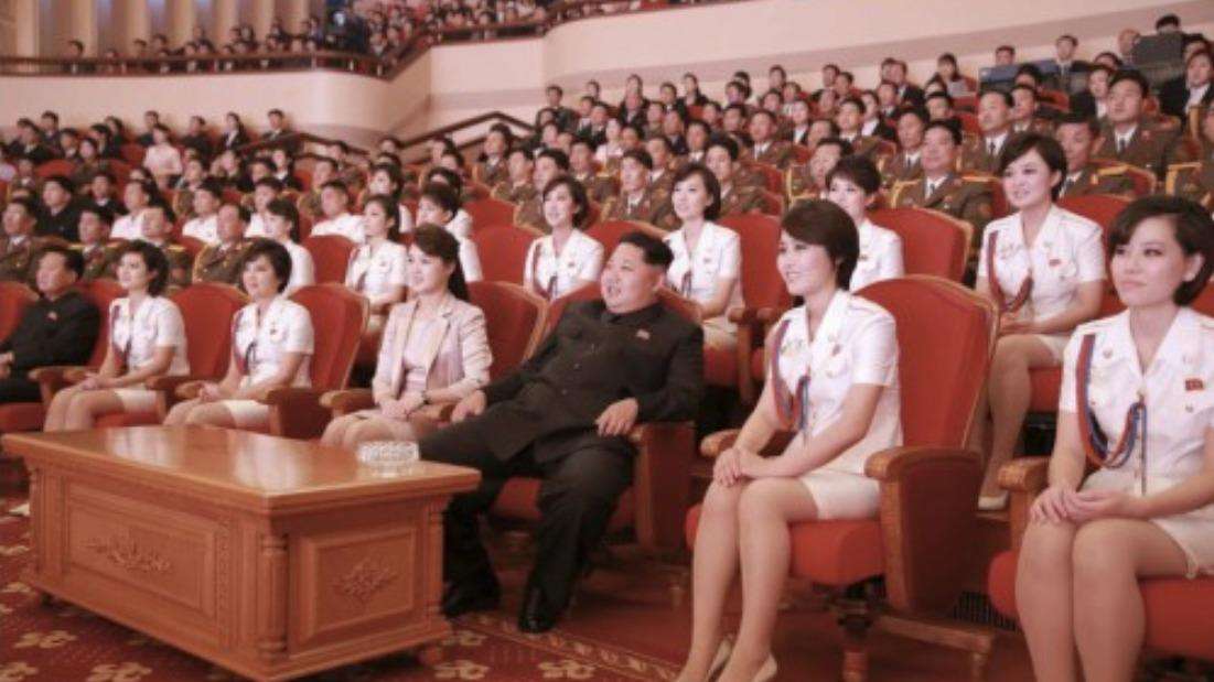 北朝鮮・金正恩総書記、コートと革靴で「女湯」視察という違和感…ぎこちない住民、緊張の湯けむり