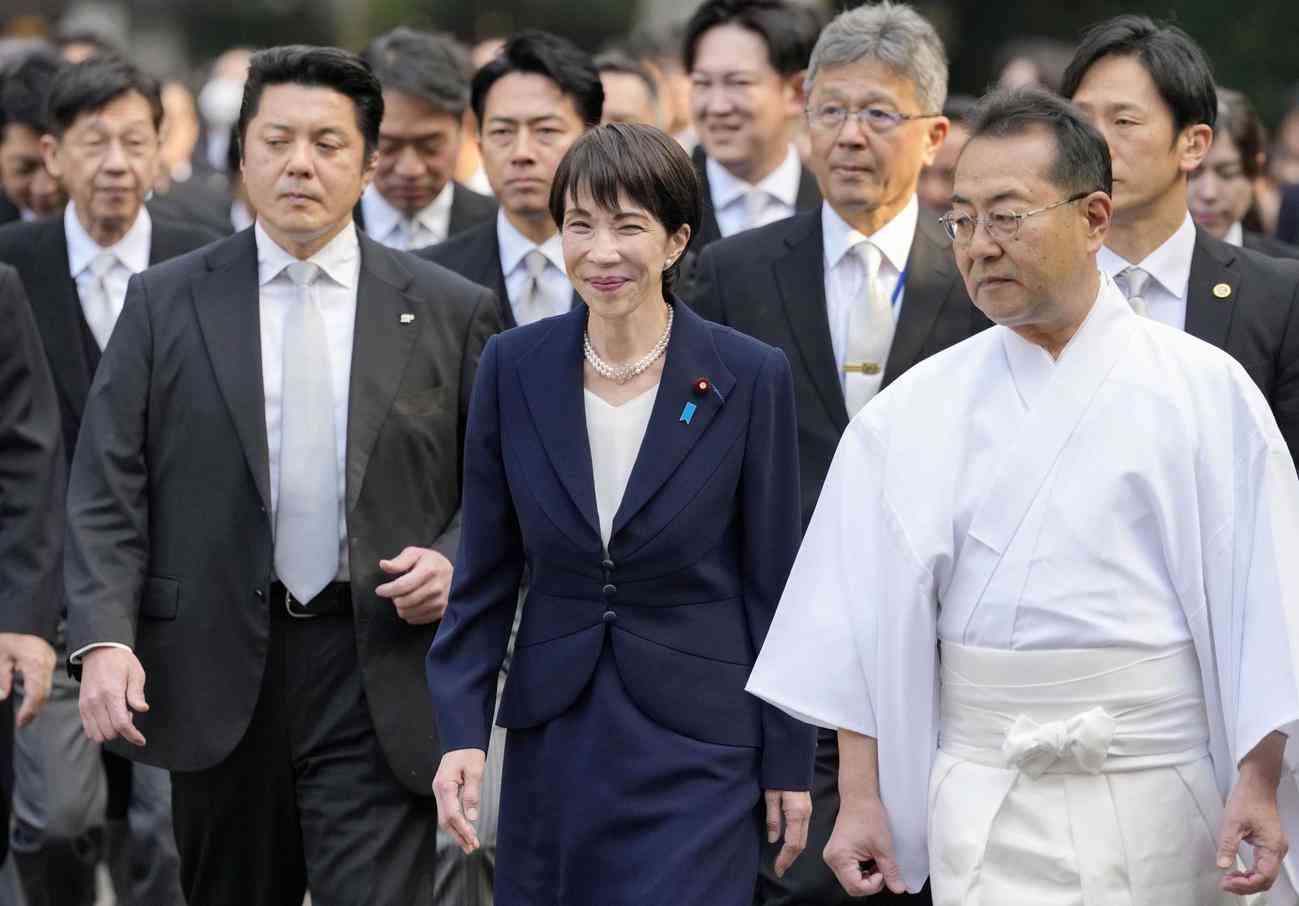 高市早苗首相、安倍晋三氏の遺影写真を携え伊勢神宮を参拝「もう1度連れて来てあげたかった」