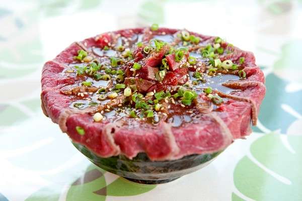 上質な肉を頬張る幸せ！周防大島の人気グルメ『ギャング丼』／アロハオレンジ（山口県周防大島）（瀬戸内Finder）