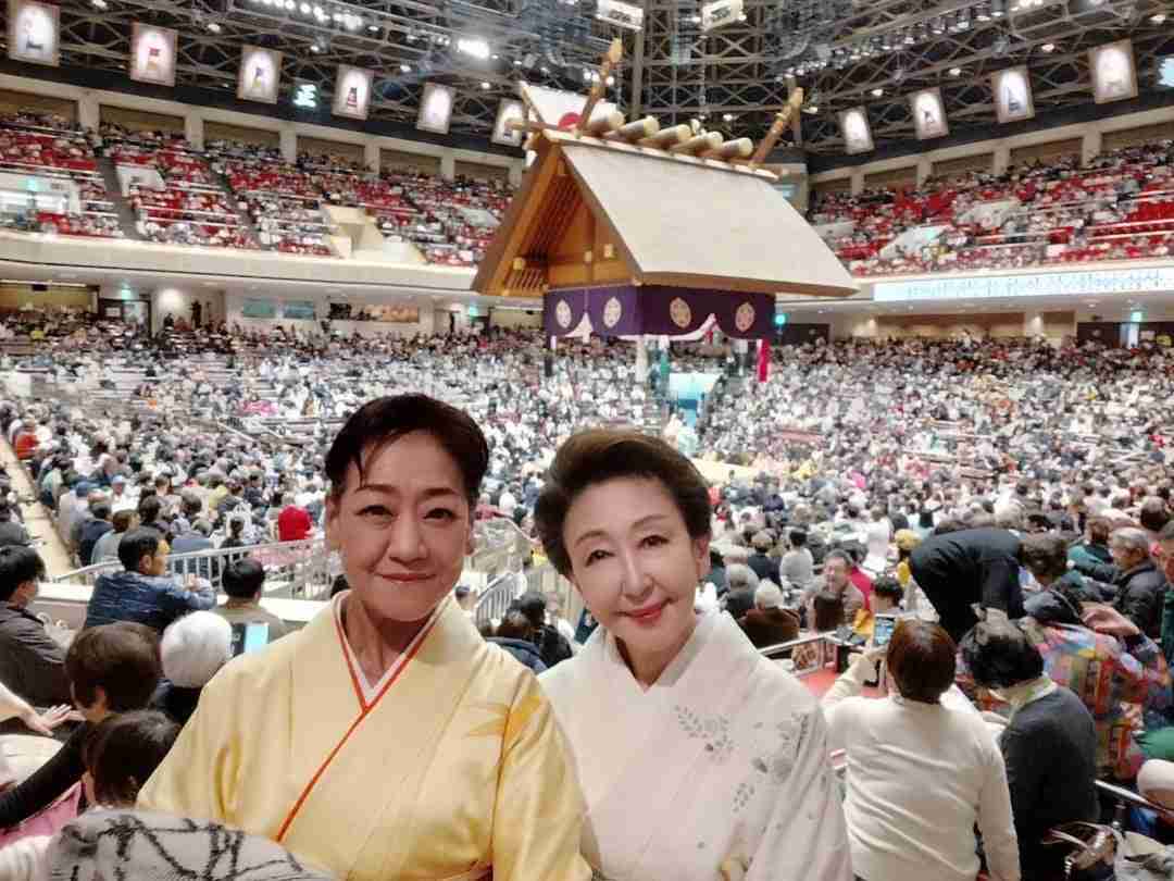 「上品な和服美人がいらっしゃると思ったら」熱戦の初場所、NHK中継映り込む女優の姿に騒然「美しい方は美しく歳を」