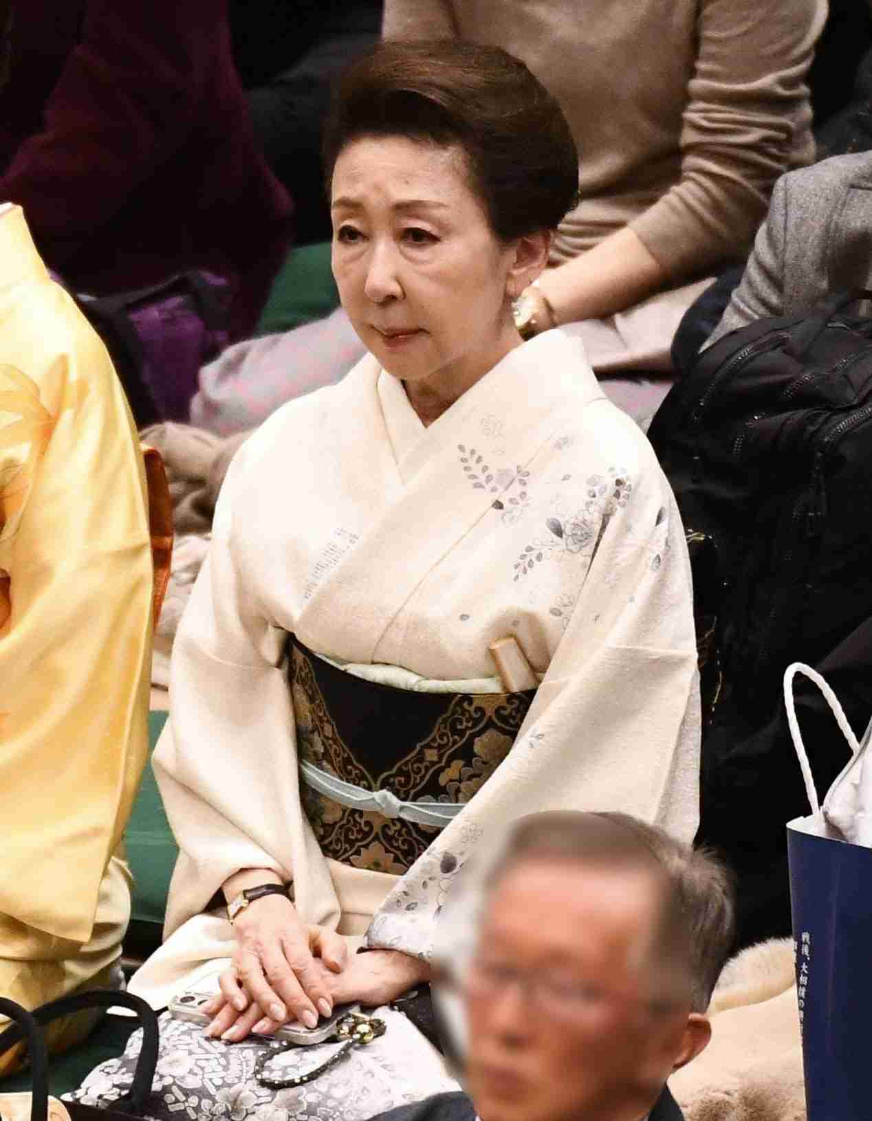 「上品な和服美人がいらっしゃると思ったら」熱戦の初場所、NHK中継映り込む女優の姿に騒然「美しい方は美しく歳を」