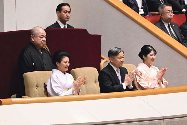 《愛子さま、6年ぶり4回目の相撲観戦》天皇皇后両陛下、上皇上皇后両陛下、昭和天皇…天覧相撲のご様子をプレイバック（NEWSポストセブン） - Yahoo!ニュース
