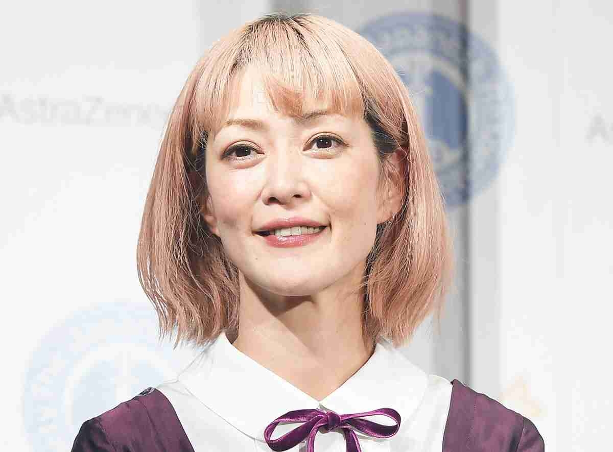 松嶋尚美　インター通う11歳長男の行事投稿に「自由な校風」「めっちゃ母似」ピンクのリボン＆ネイル