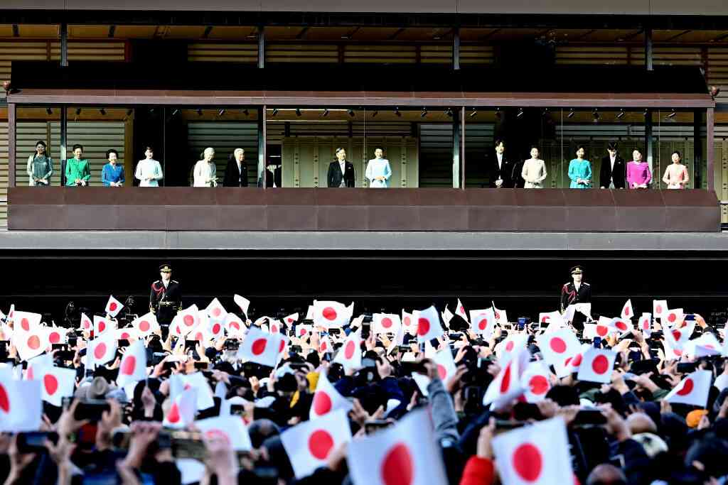 新春恒例の皇居一般参賀は戦後に始まった　悠仁さまが初めてお出ましになった令和8年は、約6万人の人々が訪れた（おとなの週末） - Yahoo!ニュース