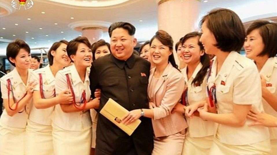 北朝鮮・金正恩総書記、コートと革靴で「女湯」視察という違和感…ぎこちない住民、緊張の湯けむり