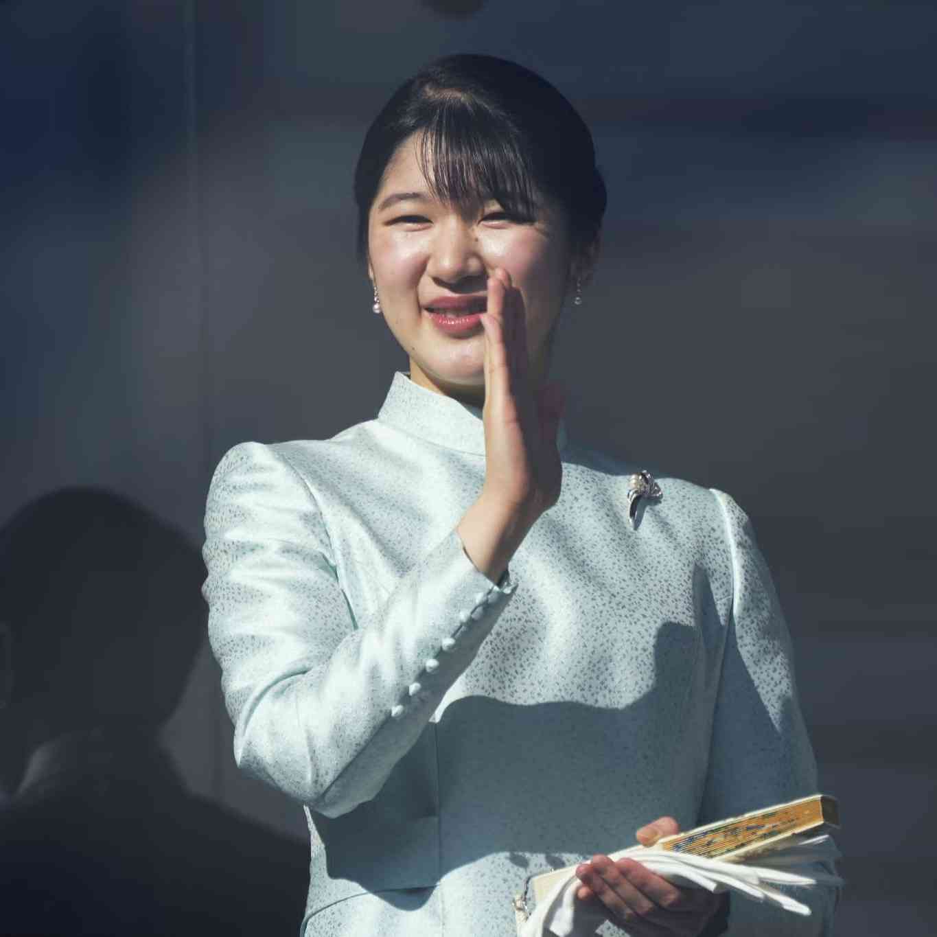 愛子さま、光り輝くブルードレスで魅了。新年一般参賀で見せられた「成長の微笑み」（25ans（ヴァンサンカン）） - Yahoo!ニュース