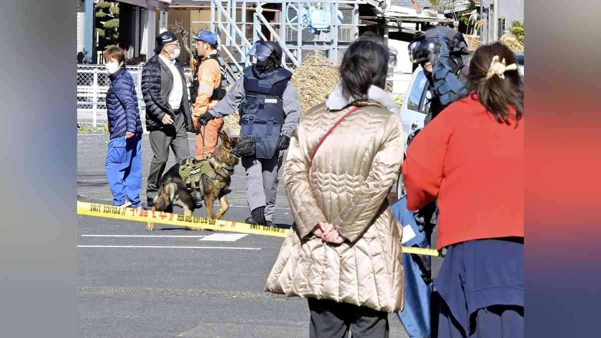 「高齢の女性が衰弱」通報でかけつけた救急隊に男が包丁振り回す…女性の息子か、２時間半後に確保 : 読売新聞