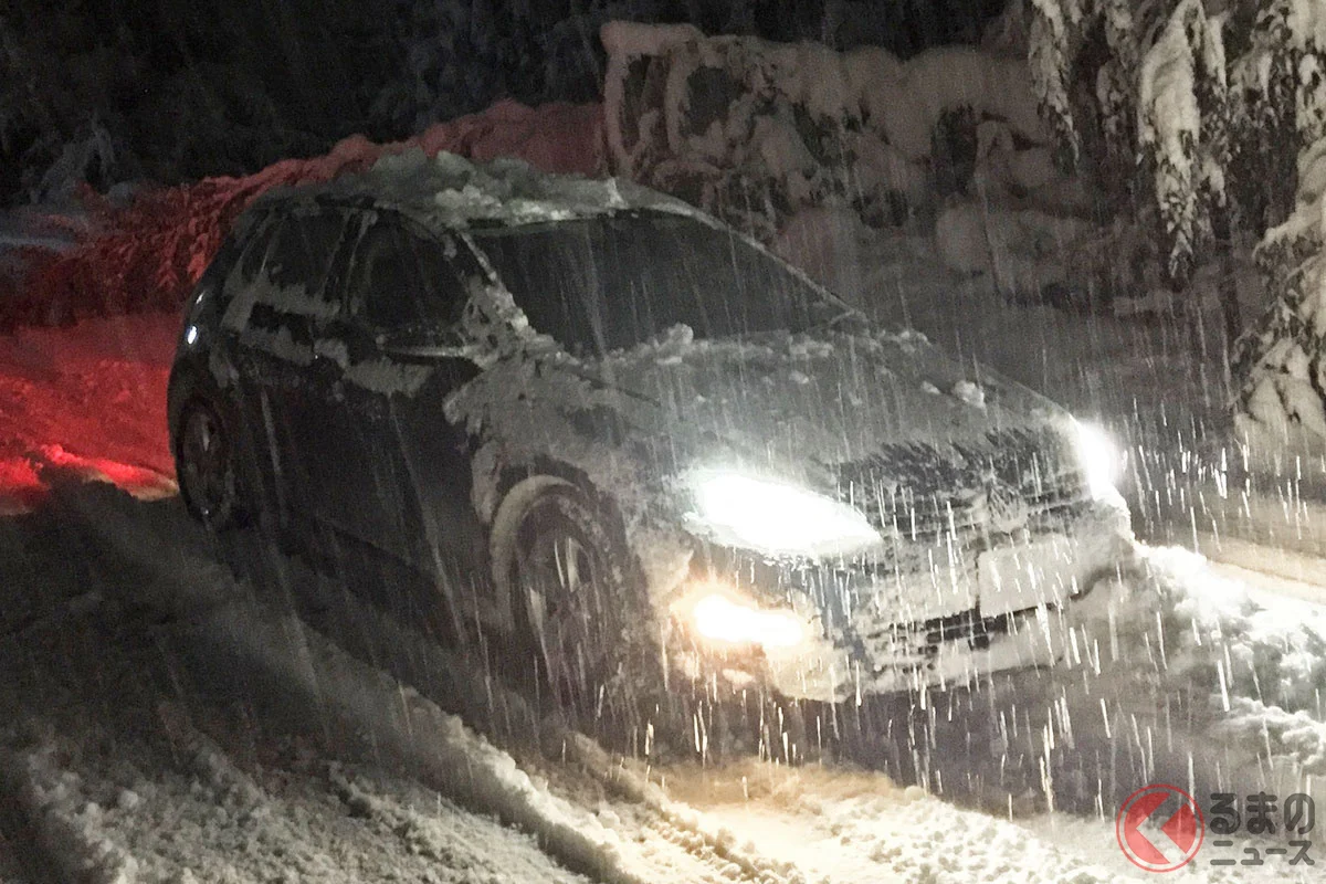 国道事務所が“激怒”報告「ノーマルタイヤ走行は迷惑行為です！」 大雪の峠で「高級セダン」立ち往生 やっぱり「冬装備ゼロ」だった… 国道21号「次月峠」の走行不能事案に警鐘 岐阜（くるまのニュース） | 自動車情報・ニュース - carview!