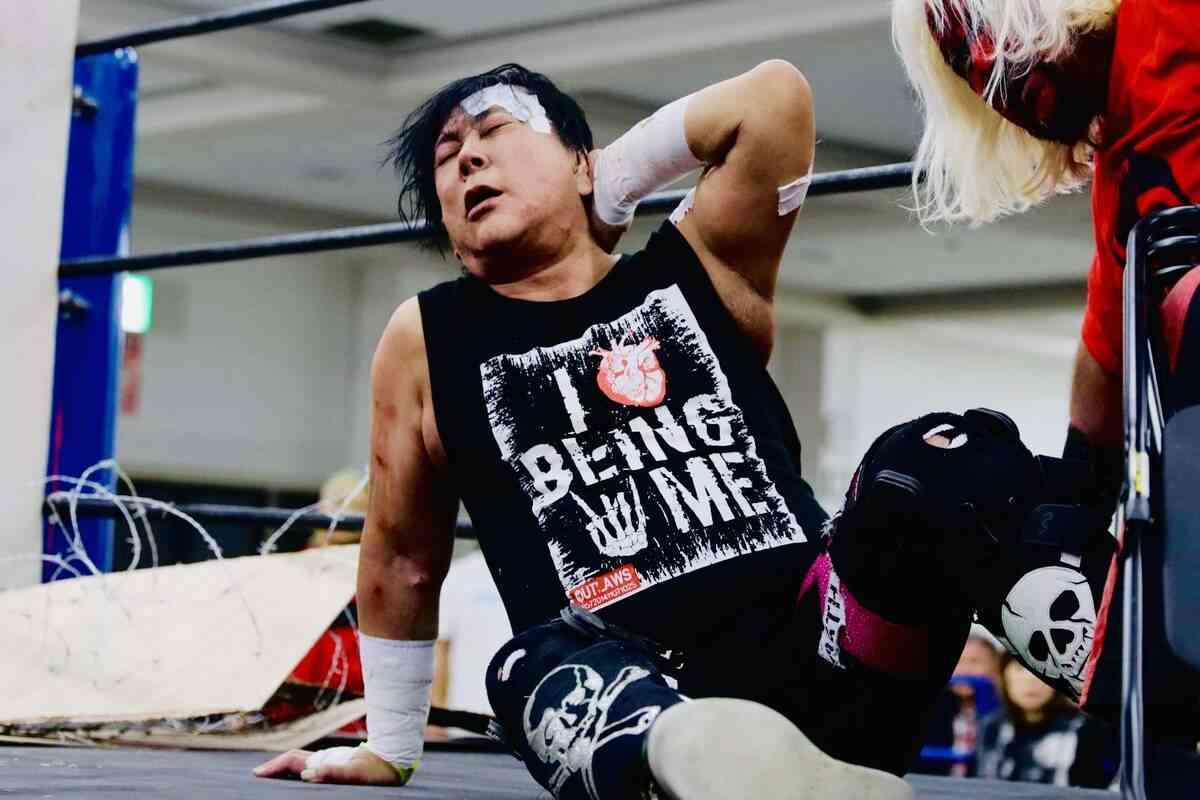 “邪道”大仁田厚、首から落下し一時、身動きできず…会場騒然「首から落ちて動けなくなって申し訳ない」…１・１８広島 - スポーツ報知