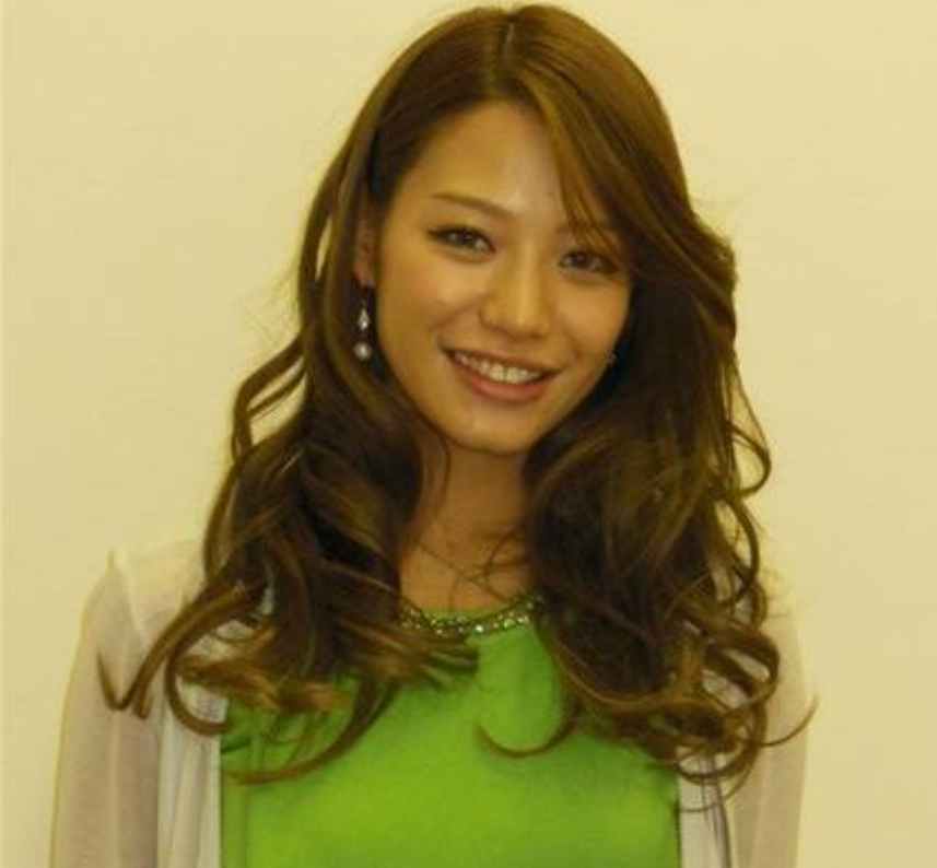 【400日ぶりの肉声】中居正広が独占直撃に語ったこと　騒動後も支え続けた15年来の恋人と百貨店で買い物デート《初2ショット》
