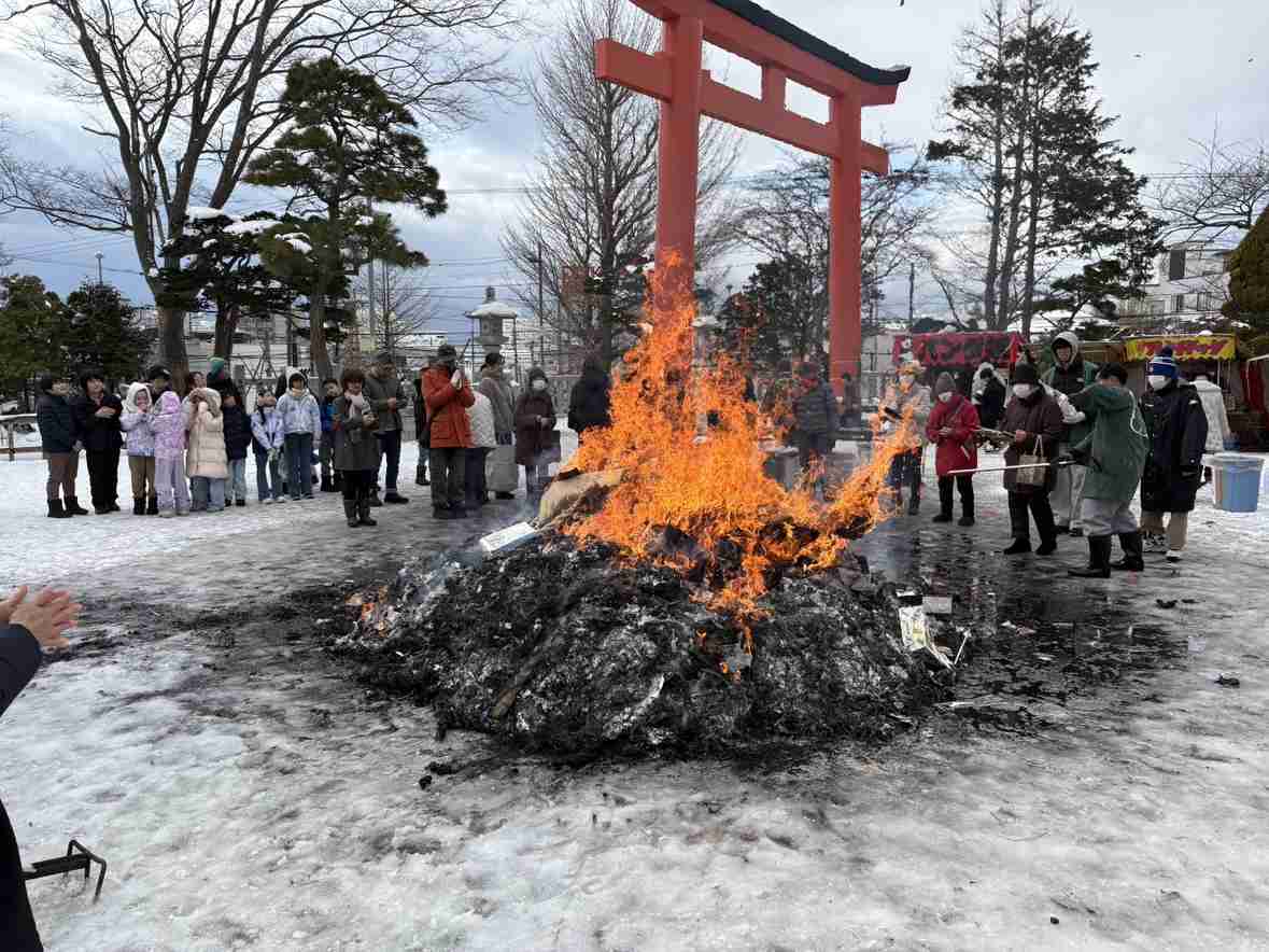 転倒した先には「どんど焼き」の炎が…参拝者が火傷 正月飾りを投げ入れた際に転倒…炎に突っ込む〈北海道函館市〉