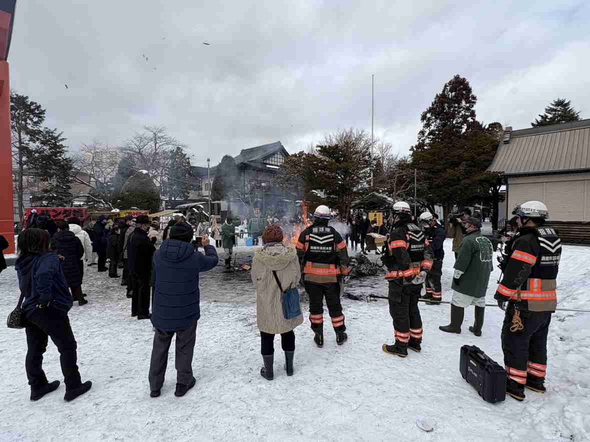 【速報】転倒した先には「どんど焼き」の炎が…参拝者が火傷_正月飾りを投げ入れた際に転倒＿足元は雪が解けて悪い状態…炎に突っ込む〈北海道函館市〉