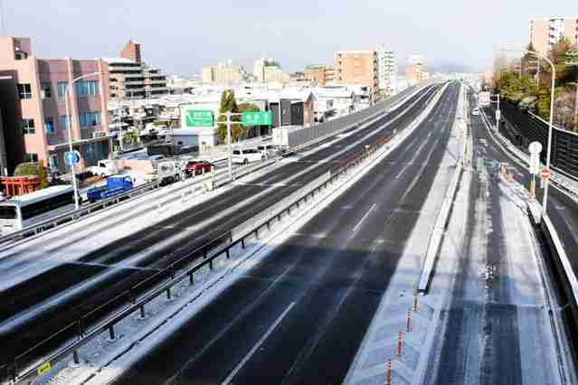大雪、朝のラッシュ直撃　加古川バイパス通行止め、側道などで渋滞多発　路面凍結で事故も　東播2市2町 | 東播 | 神戸新聞NEXT