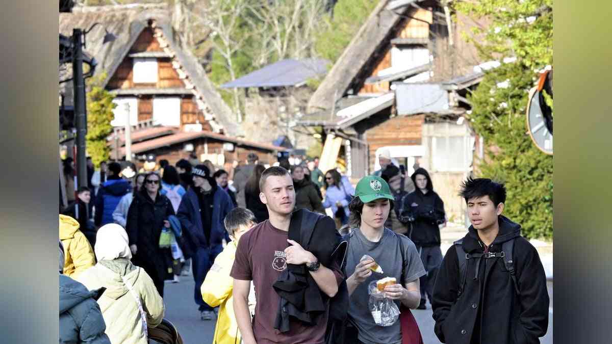 人口５００人の世界遺産「白川郷」に外国客１１１万人…受け入れ負担大きく観光協会「そろそろ限界」 : 読売新聞