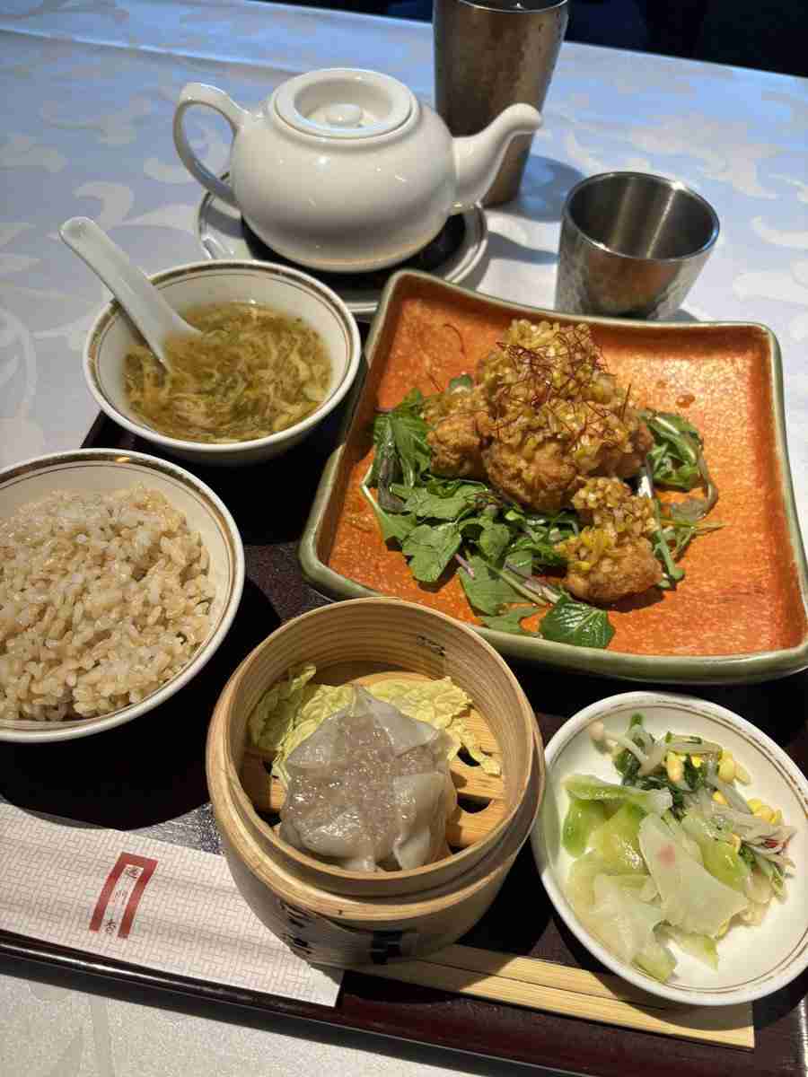 これが＄40(￥6000)したアメリカの弁当、否、Bento boxだ！！右で見切れてるのは致死量を超えた醤油だ「余白が芸術的」「スカスカおせち思い出す」