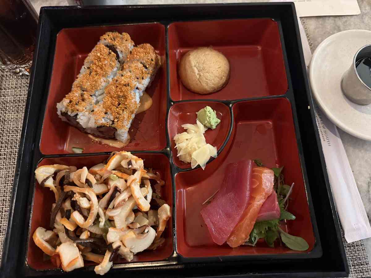 これが＄40(￥6000)したアメリカの弁当、否、Bento boxだ！！右で見切れてるのは致死量を超えた醤油だ「余白が芸術的」「スカスカおせち思い出す」