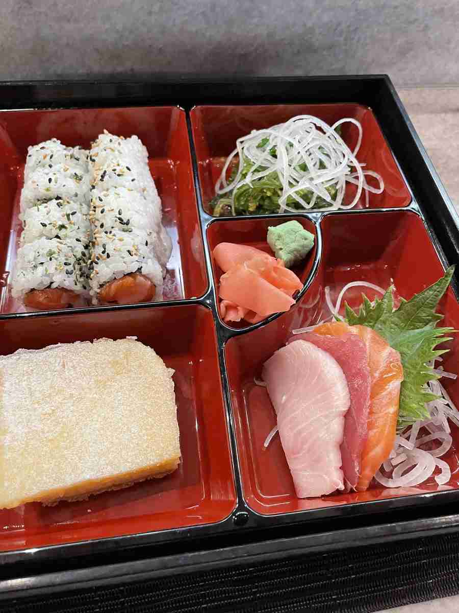 これが＄40(￥6000)したアメリカの弁当、否、Bento boxだ！！右で見切れてるのは致死量を超えた醤油だ「余白が芸術的」「スカスカおせち思い出す」