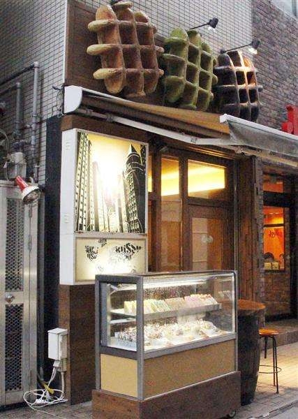 ワッフル販売のカフェで女性客を集団暴行　容疑の従業員ら逮捕