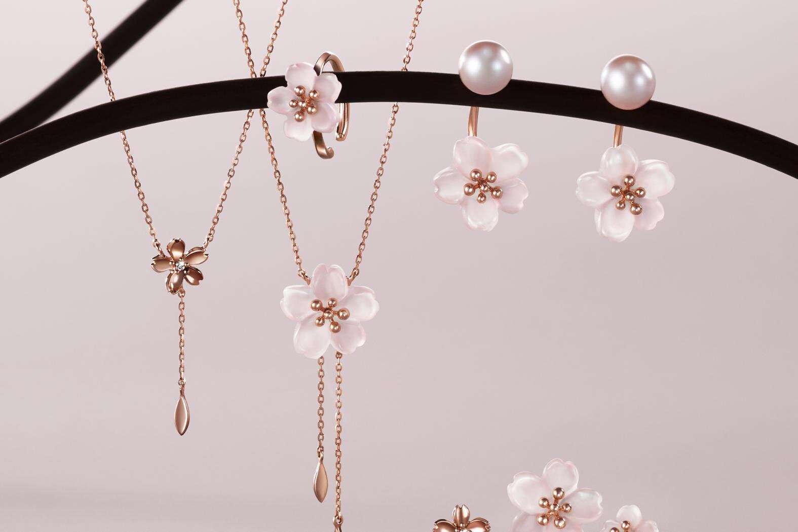 スタージュエリーの桜ジュエリー、淡いピンクの花とパール - 近沢レース店コラボハンカチとセットで - ファッションプレス