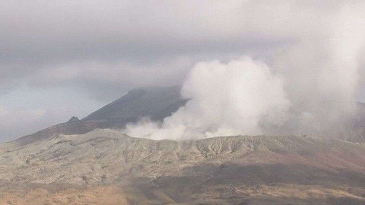 火口に墜落か 大破したヘリ発見 - Yahoo!ニュース